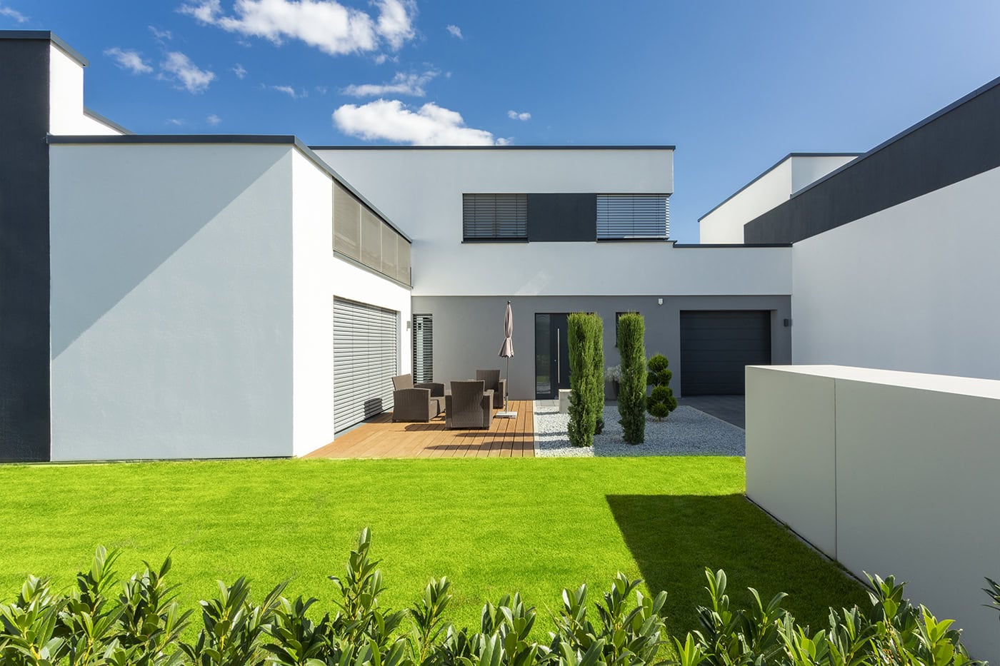 Zeitgenössische weiße Villa mit Garten und Terrasse in Köln.