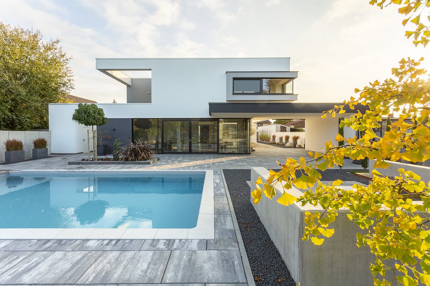 Zeitgenössische Architektur mit Pool und Garten in Köln.