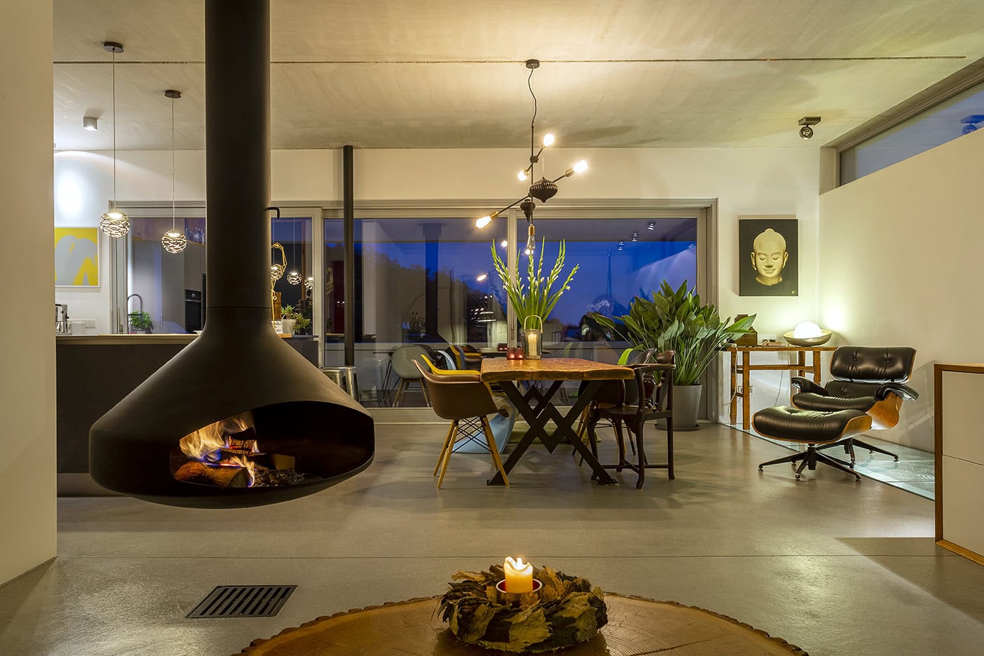 Hochwertige Innenraumfotografie von modernem Wohnzimmer mit Kamin, stilvoller Einrichtung und gemütl.
