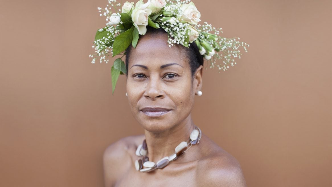 Frau mit Blumenkranz auf dem Kopf, professionelles Portrait, Köln, Fotografie.