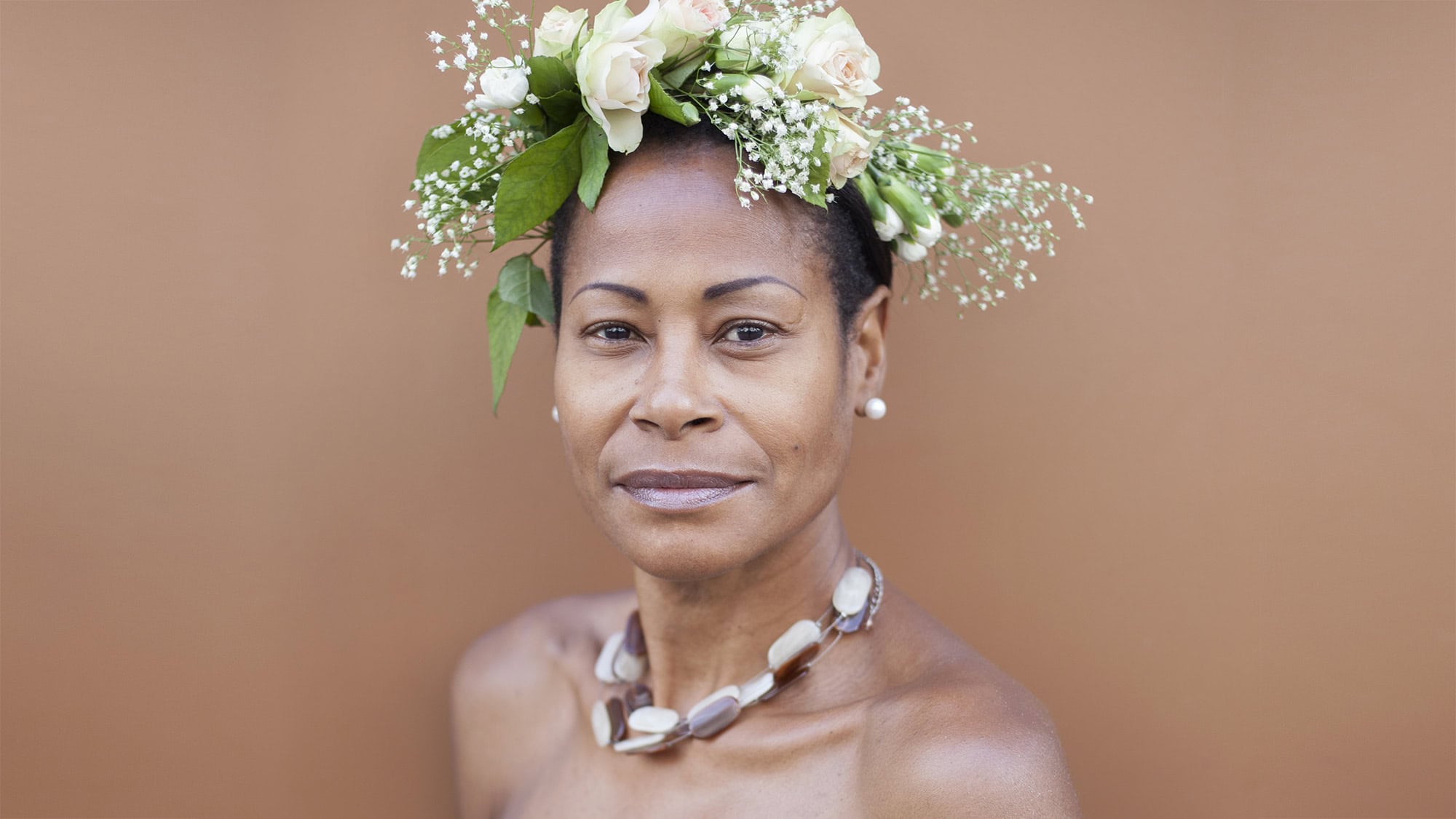 Frau mit Blumenkranz auf dem Kopf, professionelles Portrait, Köln, Fotografie.
