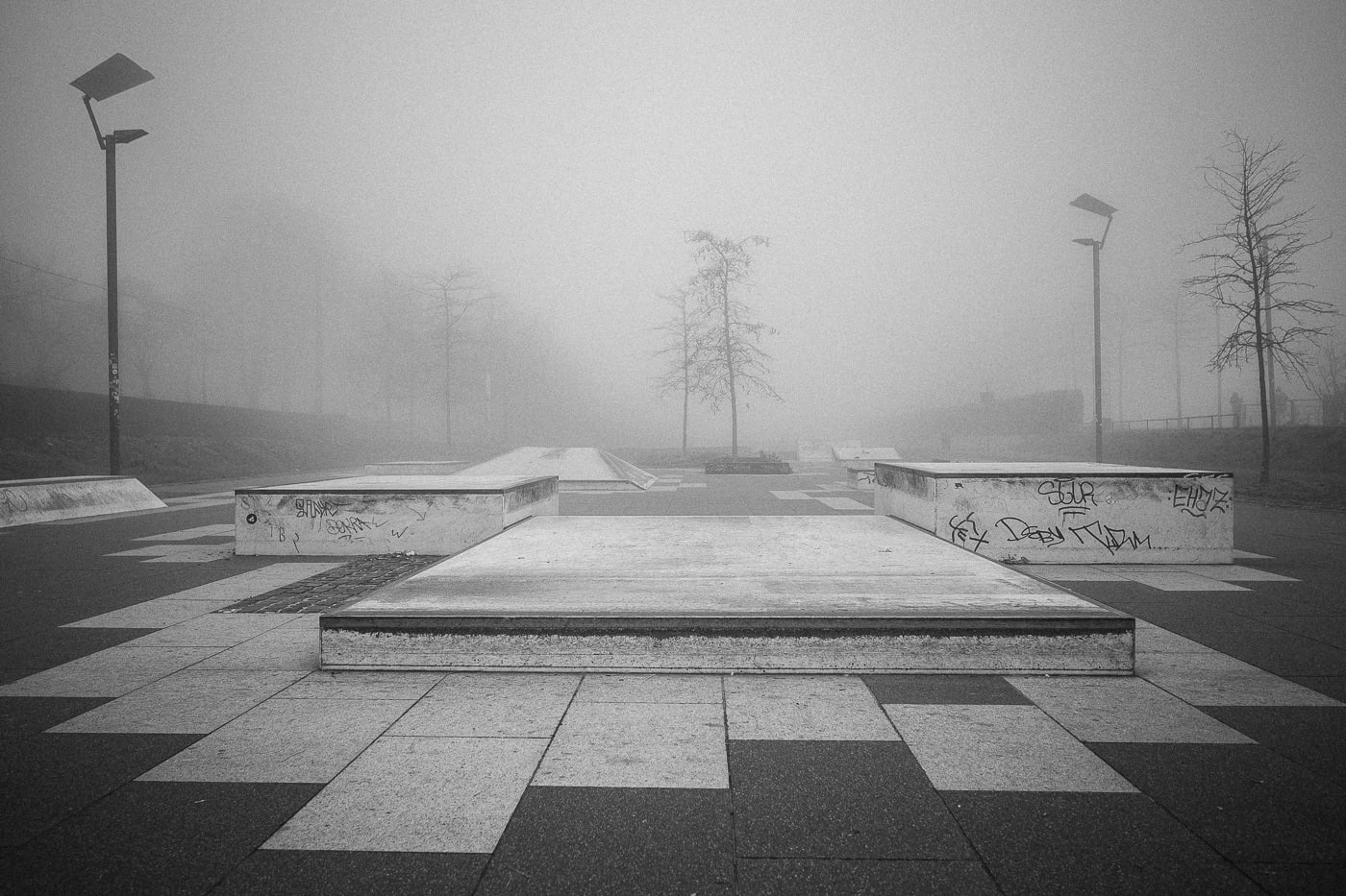Verlassener Skatepark in Köln mit Graffiti und Nebel, urbane Fotografie.