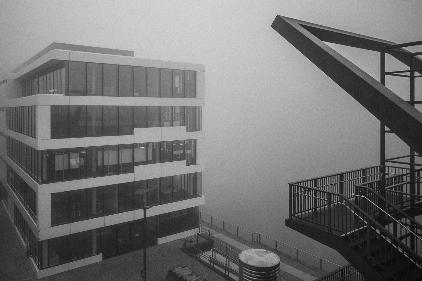 Modernes Bürogebäude in Köln bei Nebel, Architekturfotografie.
