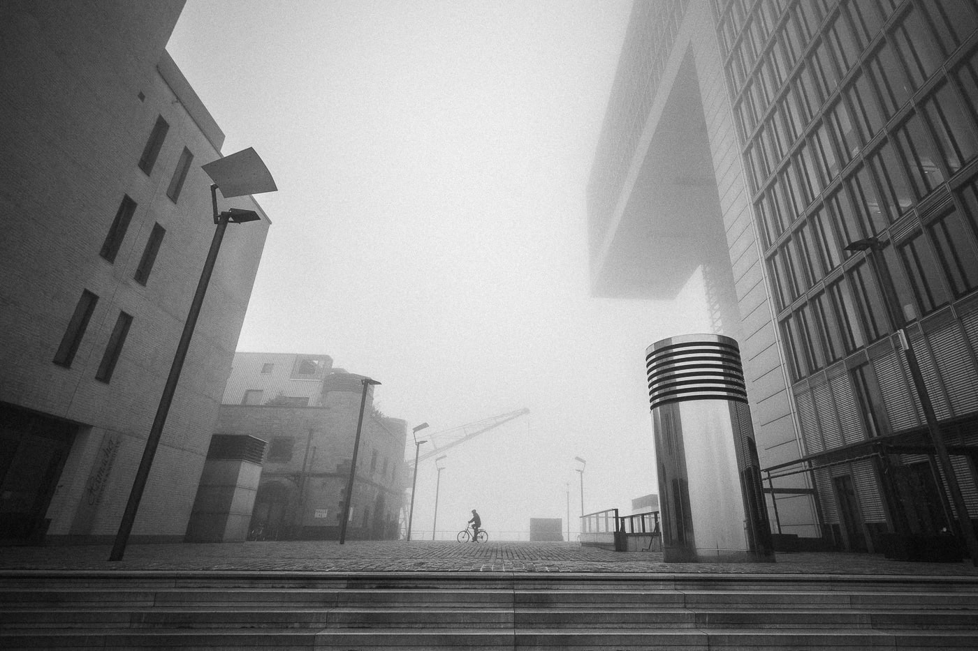 Stadtbild in Köln mit Hochhäusern und Nebel, urbanes Fotografie-Design.