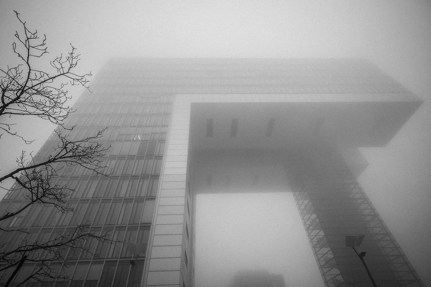 Modernes Hochhaus in Köln im Nebel, urbanes Stadtbild, Architekturfotografie.