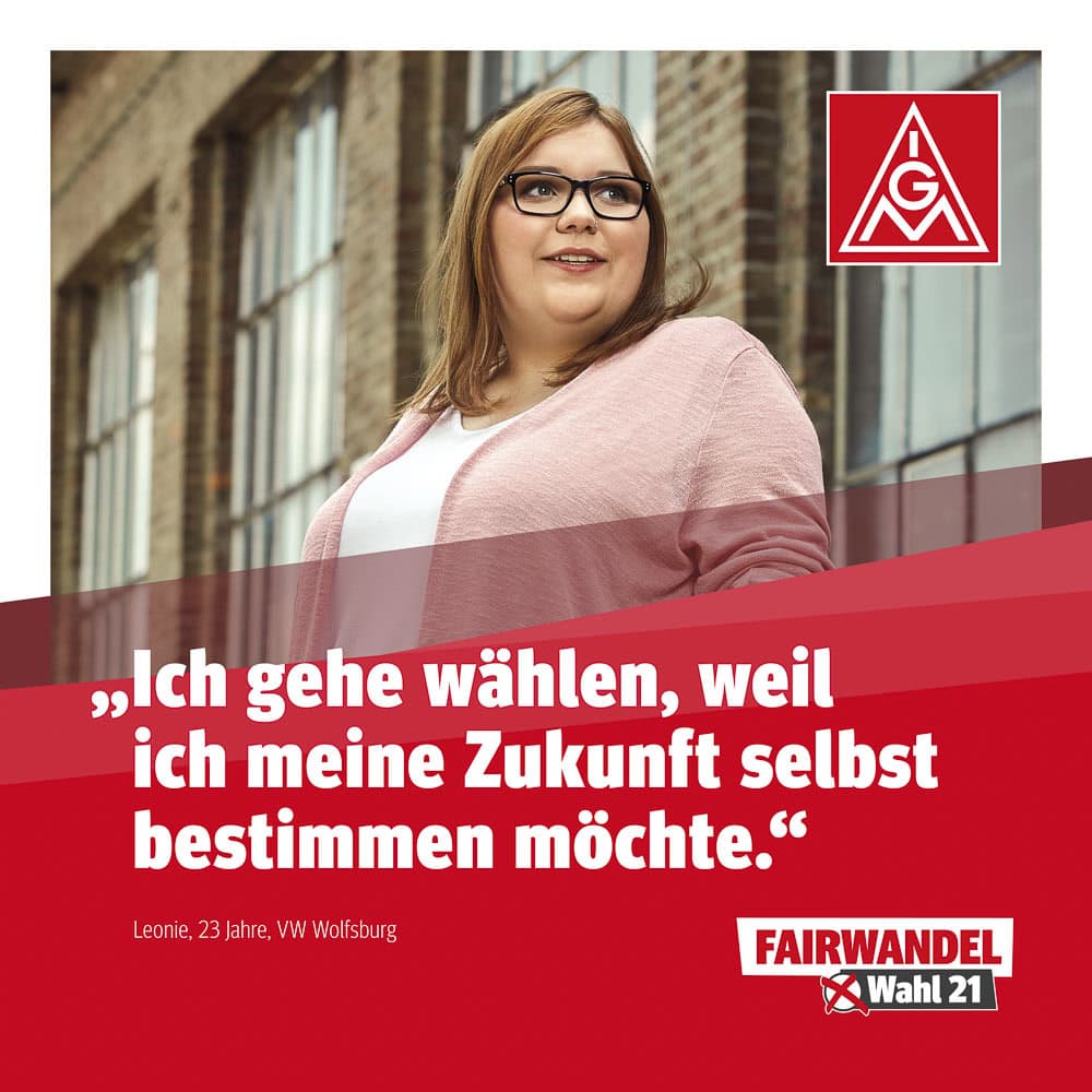 Frau bei Wahlkampfveranstaltung in Köln, Wahlplakat, politische Fotografie.