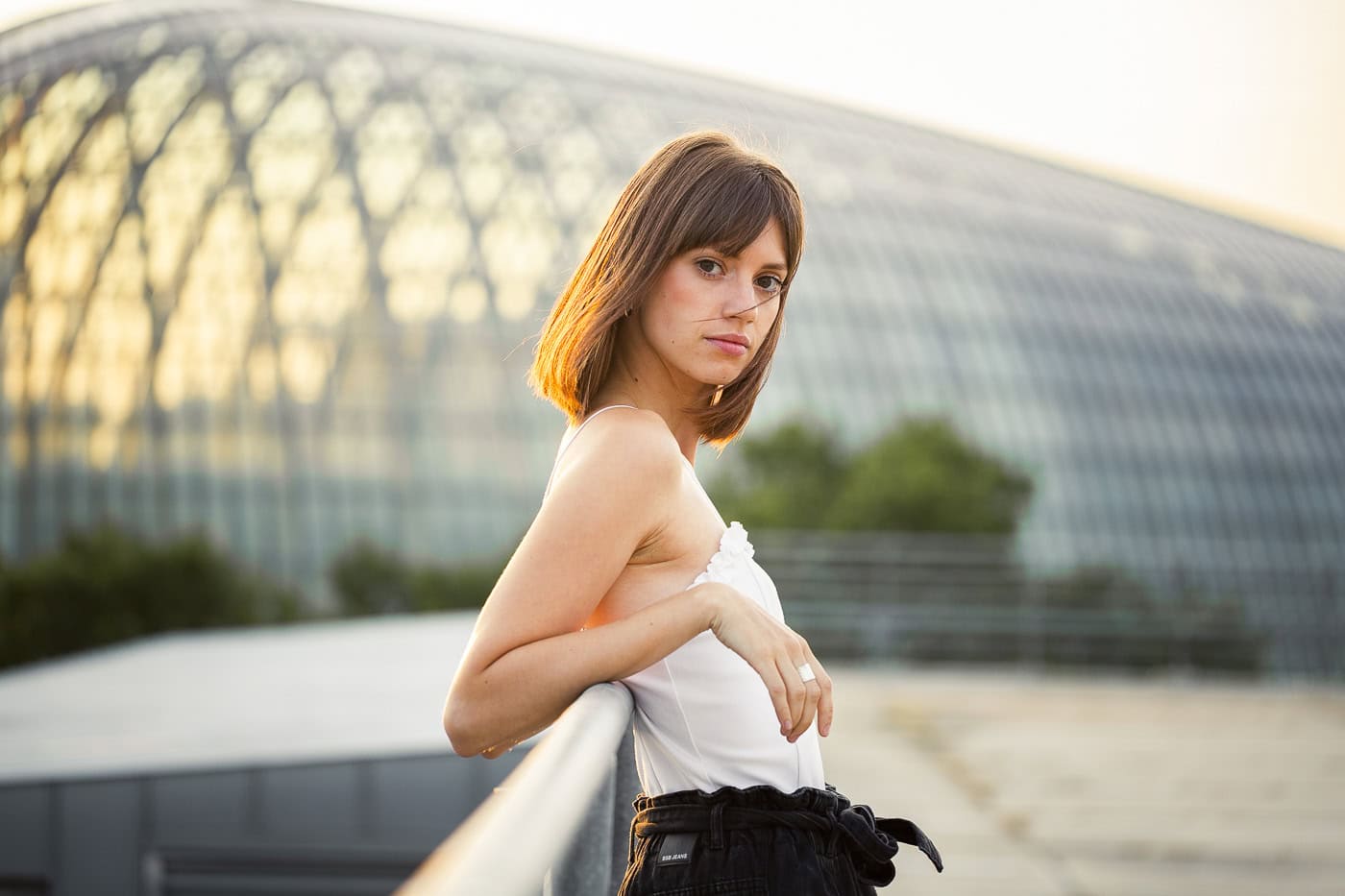 Frau bei Sonnenuntergang in Köln, professionelle Portraitfotografie.