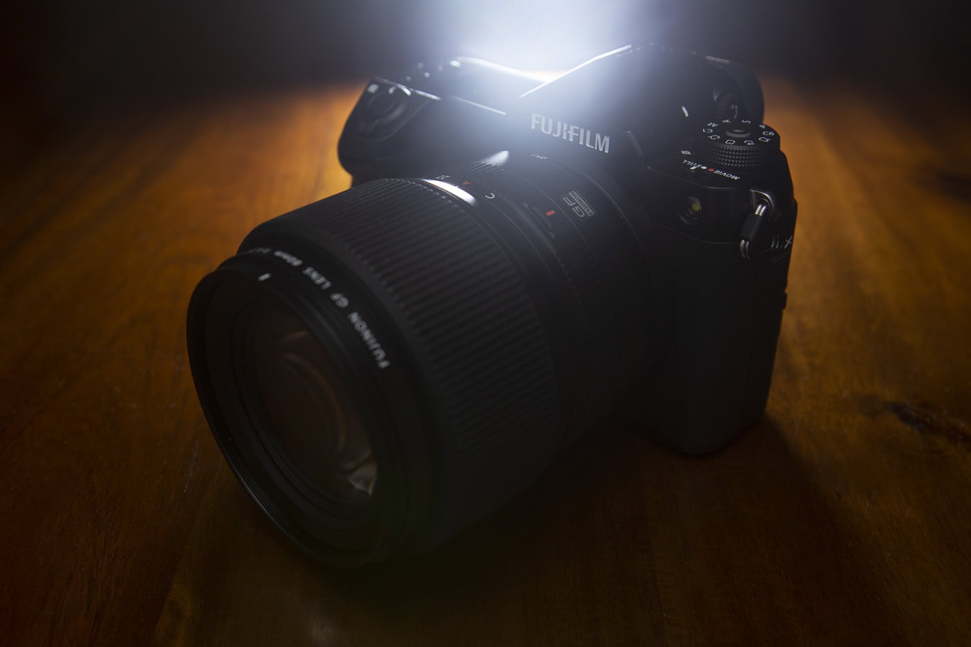 Fujifilm Kamera auf Holz Tisch, professionelle Fotografie Ausrüstung.