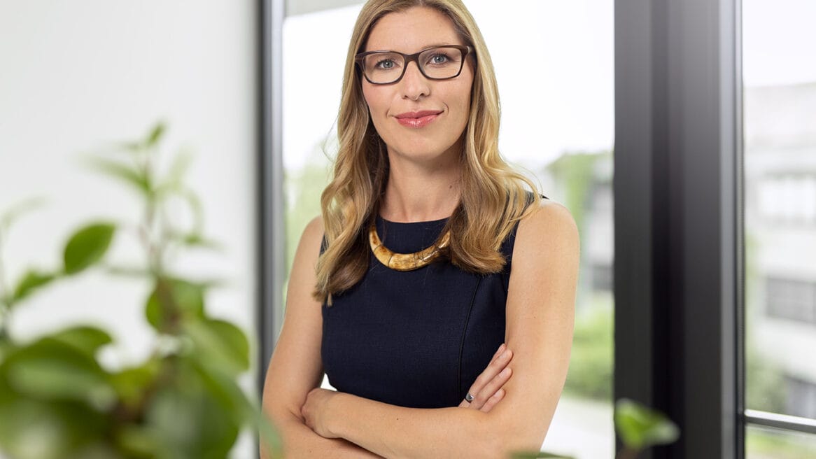 Porträt einer professionellen Frau in Büro mit Fenster.
