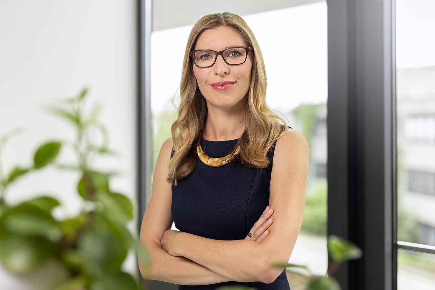 Porträt einer professionellen Frau in Büro mit Fenster.