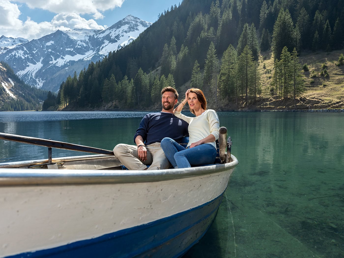 Alpensee mit Paar im Boot, Natur, Berge, Wasser, Landschaft, Fotografie.