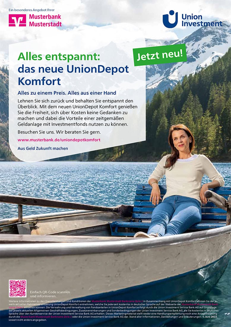 Entspannte Frau auf Boot, Berge im Hintergrund, Natur, Erholung.