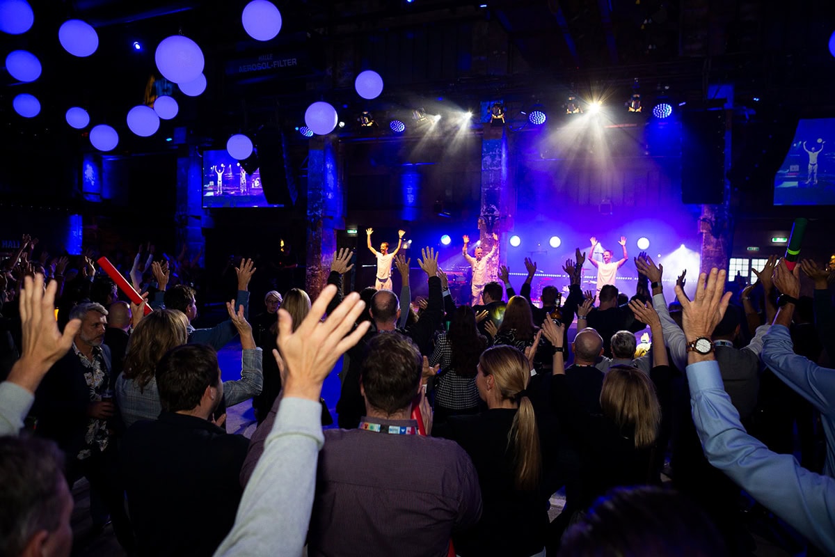 Menschenmenge bei Konzert in Köln, Live-Musik, Veranstaltung, Eventfotografie.