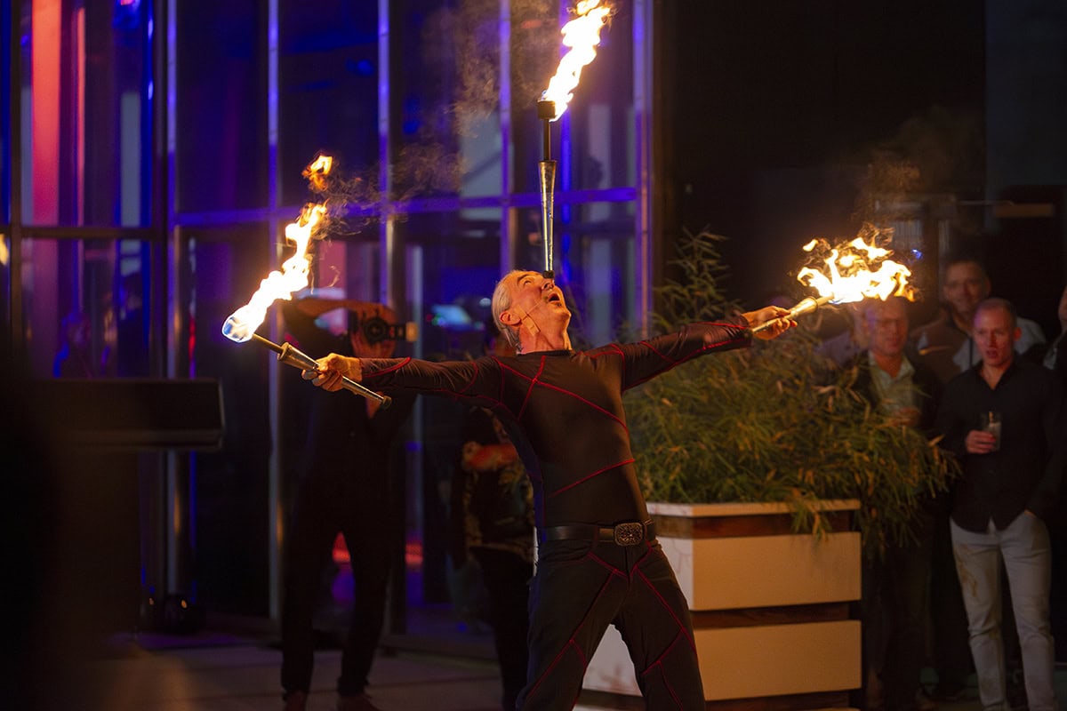 Artist zeigt Feuershow bei Event in Köln, beeindruckende Flammenperformance.