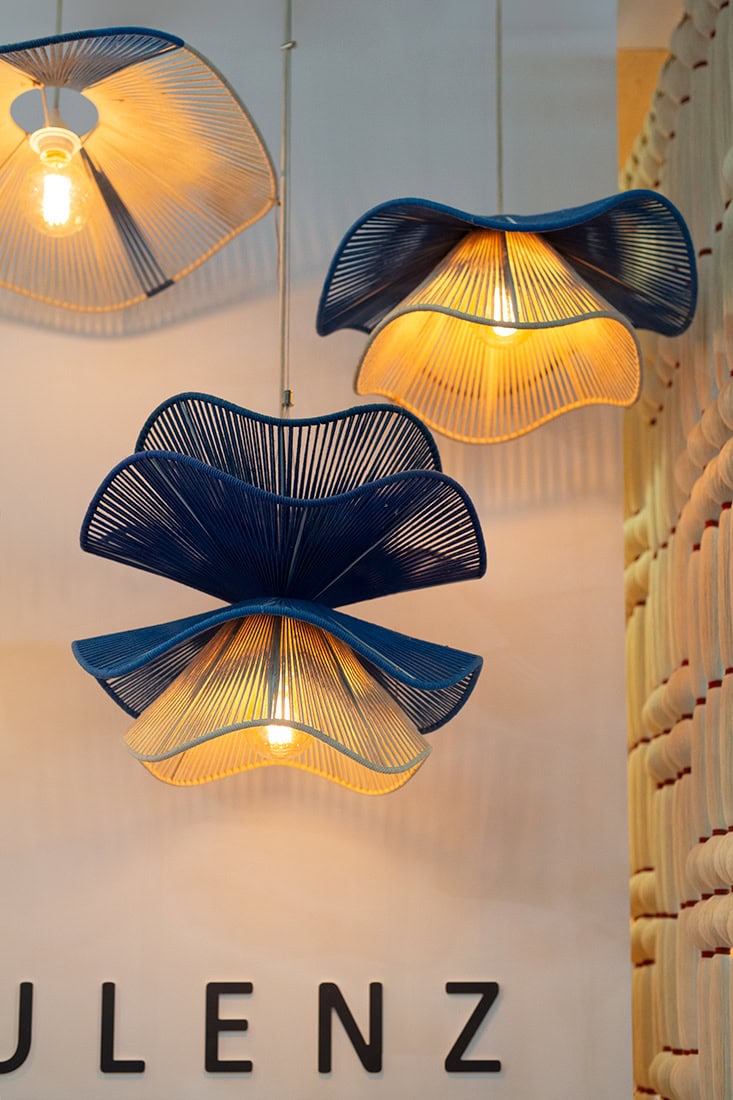 Hängende Lampen aus buntem Kunststoff, stilvolle Beleuchtung in Köln.