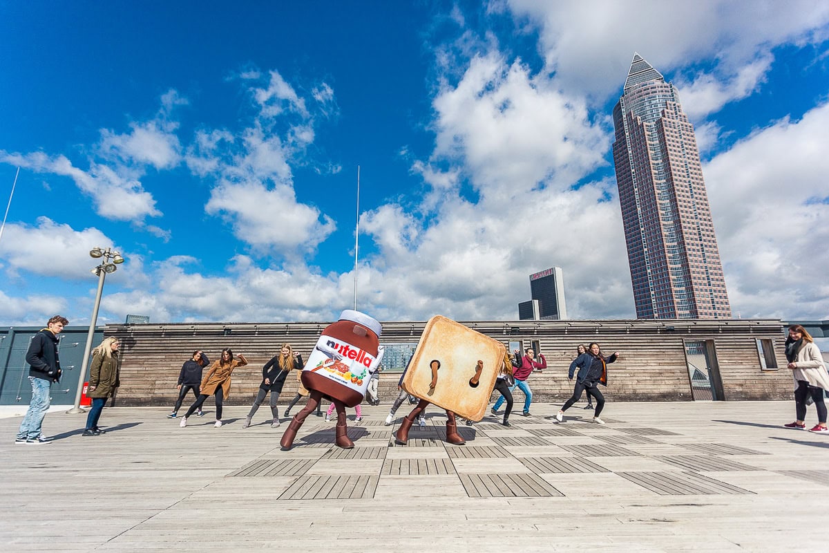 Bunte Figuren mit Toast und Nutella in der Kölner Innenstadt.