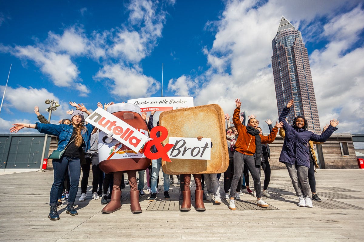 Gruppenfoto mit Nutella & Brot Kostüm vor Hochhaus in Köln.