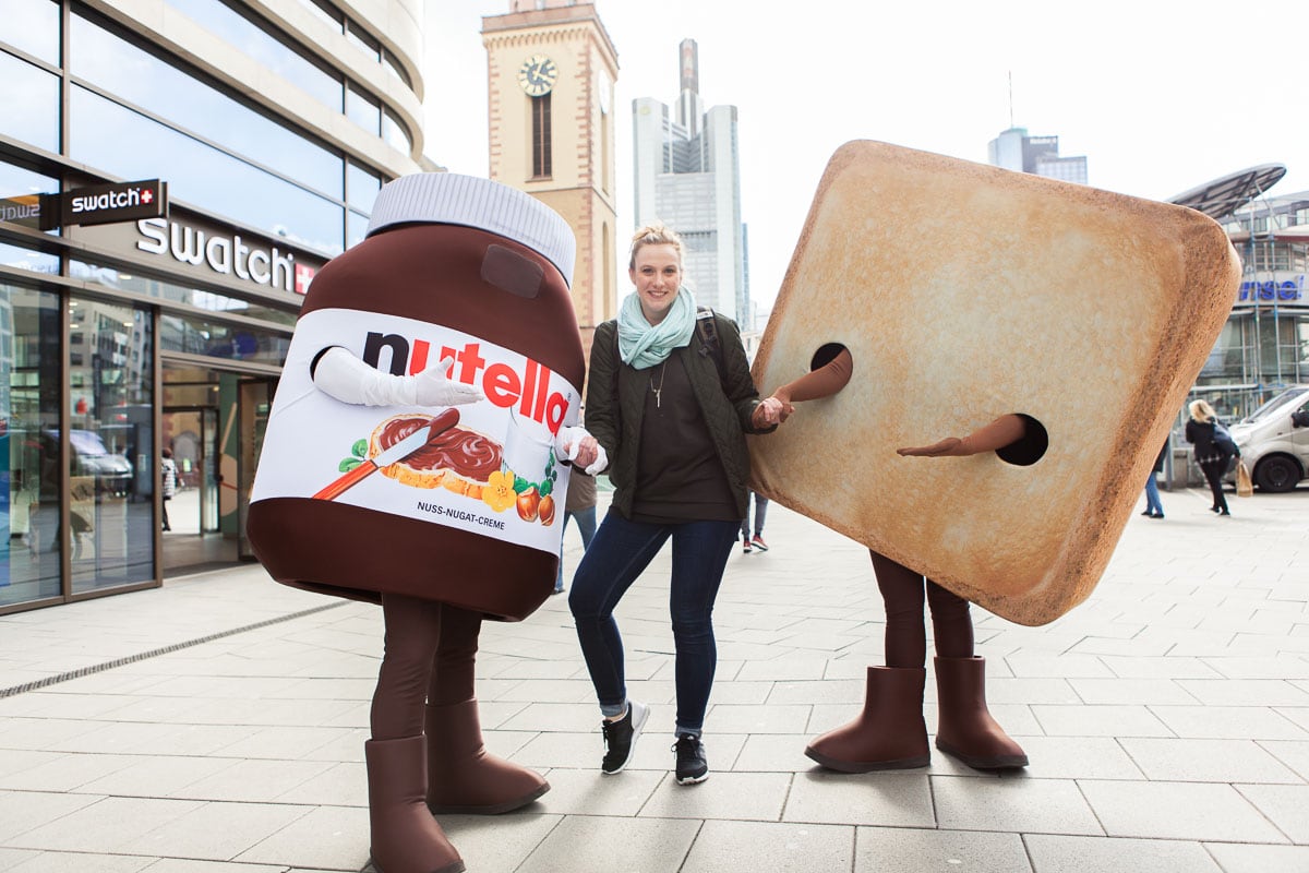 Frau mit Nutella- und Toastbrot-Figuren in Köln, kreative Fotografie.