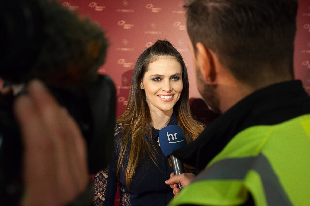 Frau bei Interview in Köln, professionelle Fotografie, Eventfotografie, Michael Zellmer.