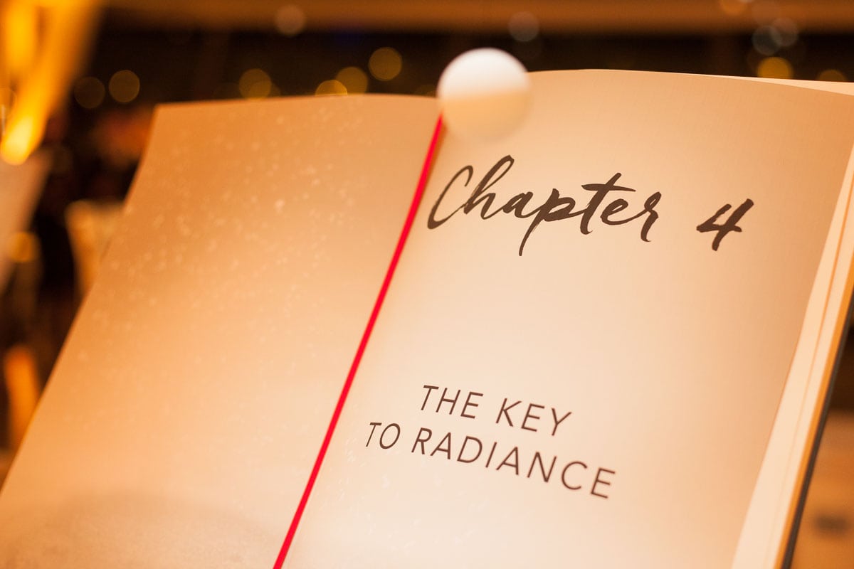 Offenes Buch mit Kapitel 4 Titel "The Key to Radiance" bei Lichtkunst-Event.