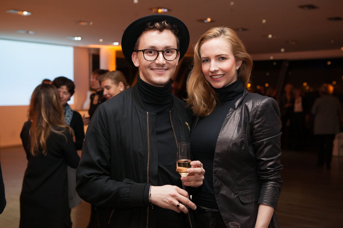 Zwei lachende Frauen bei einer Feier in Köln, professionelle Eventfotografie.