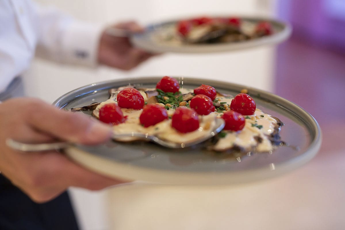 Frisches Frühstück mit Beeren, Croissants und Kaffee in Köln.