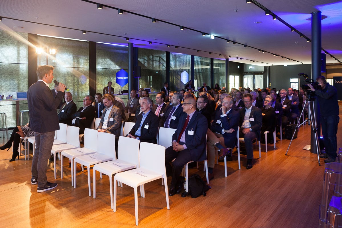 Moderner Konferenzraum mit Publikum bei Business-Event in Köln.