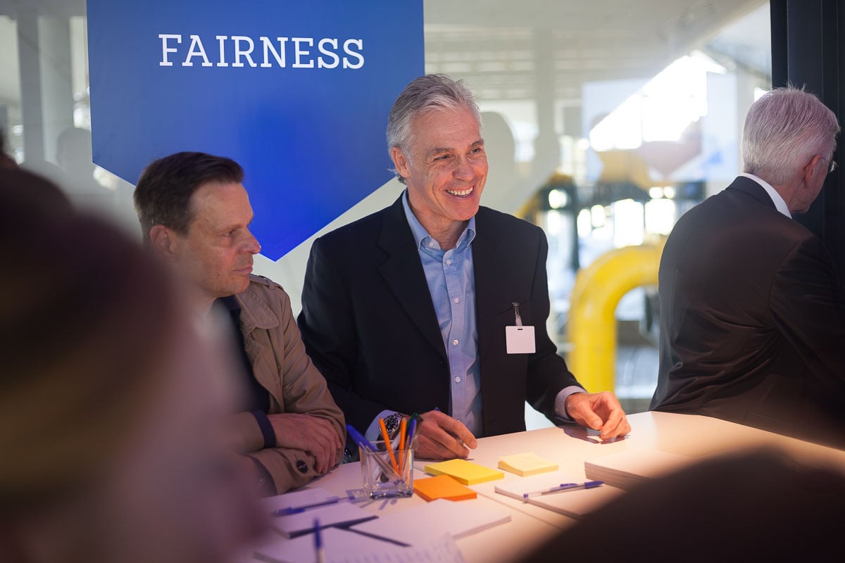 Business-Meeting in Köln mit Michael Zellmer Fotografie, Fokus auf Fairness.