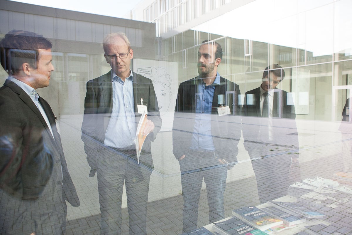 Geschäftliche Besprechung von Mitarbeitern in einem modernen Bürogebäude in Köln.