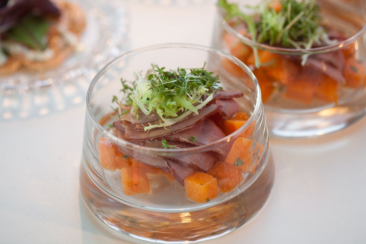 Frischer Thunfisch mit Süßkartoffeln in einem Glas, Nahaufnahme.