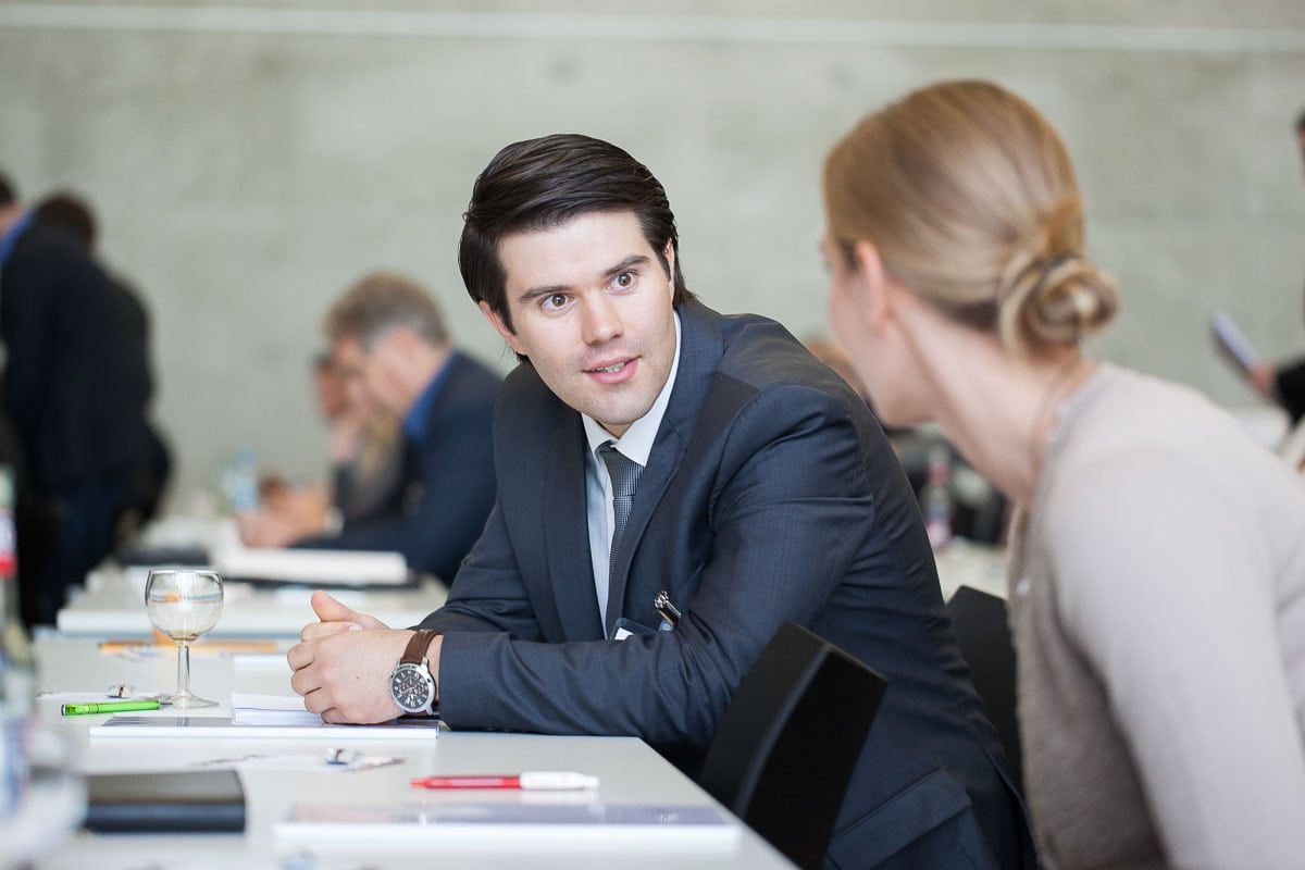 Geschäftsmann im Gespräch bei Business-Meeting in Köln.