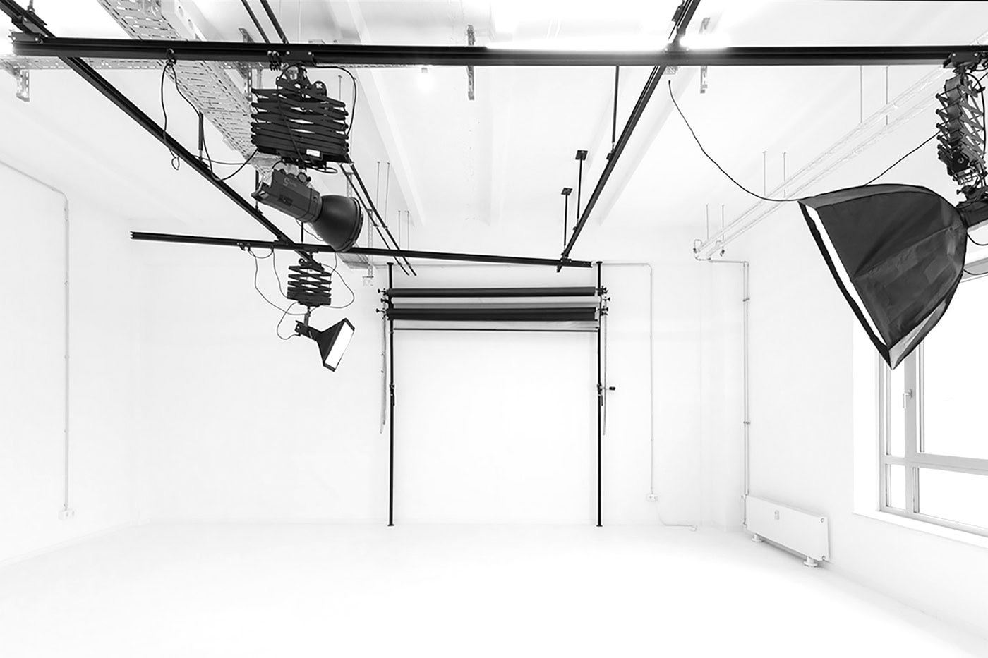Leeres Fotostudio mit professioneller Beleuchtung und Hintergrund in Köln.