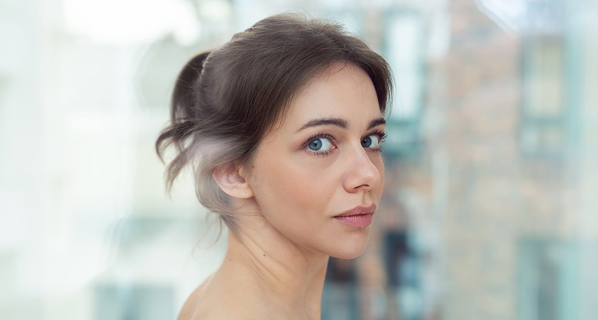 Professionelles Porträtfoto einer jungen Frau in Köln, kreative Fotografie.