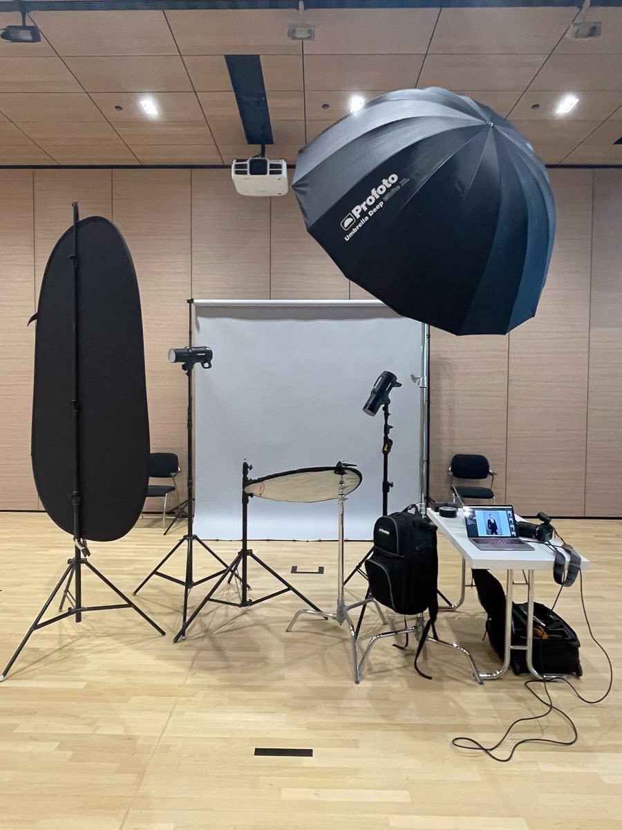 Professionelles Fotostudio-Setup mit Beleuchtung, Hintergrund und Kamera.