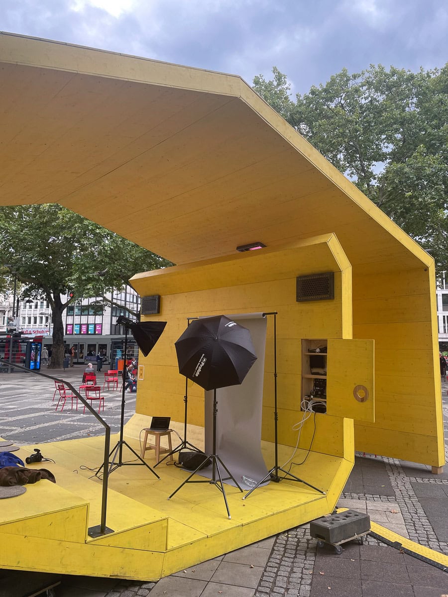 Outdoor Fotostudio auf der Straße mit Beleuchtung und Kamera.
